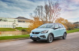 Nowa Honda Jazz: kompleksowy pakiet bezpieczeństwa z przednią centralną poduszką powietrzną